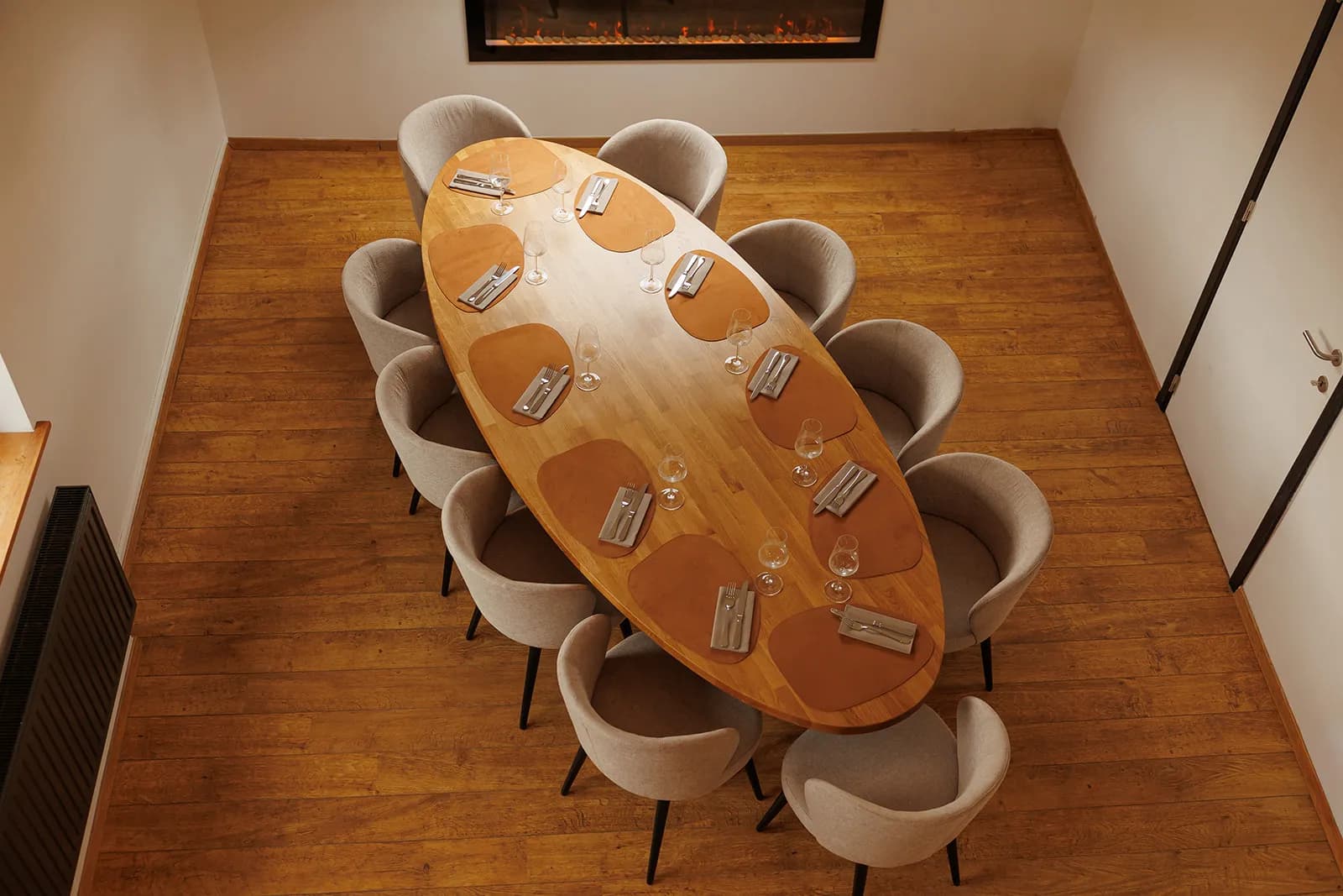 Deuxième petite salle dressée pour le service