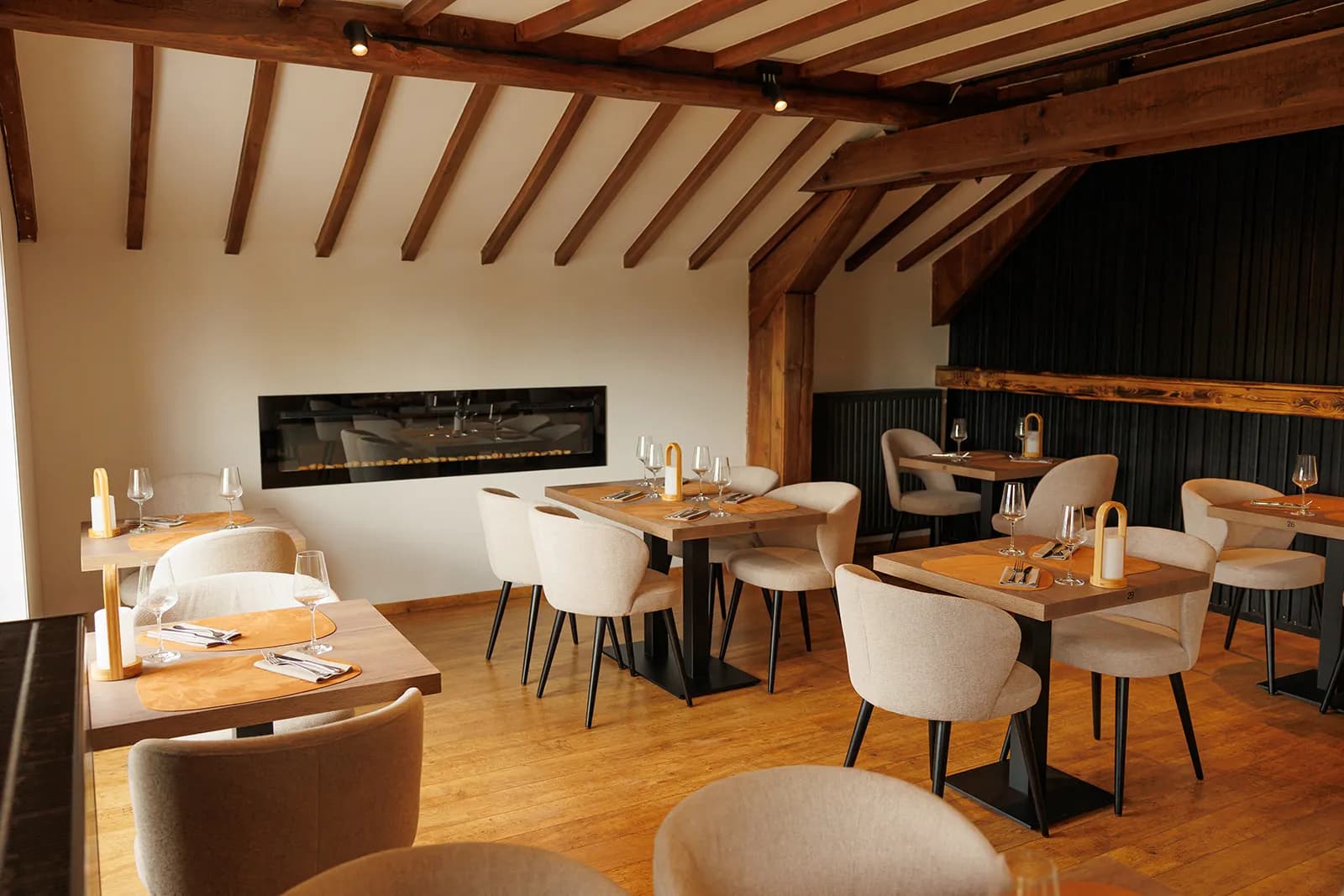 Grande salle dressée pour un repas