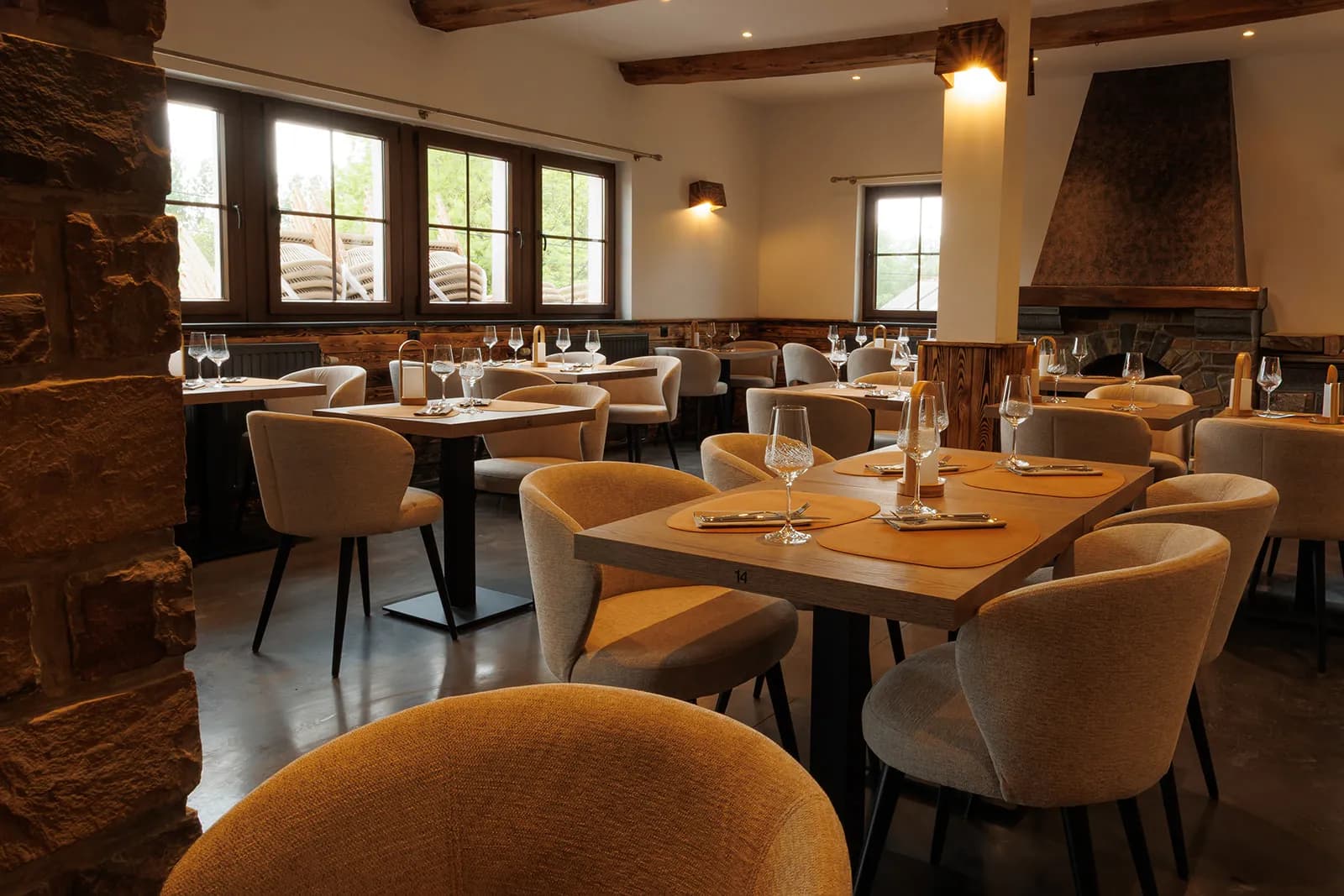 Salle principale, ambiance chaleureuse