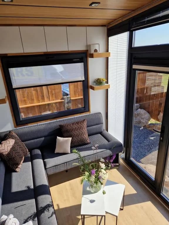 Intérieur d'une Tiny House du Pré Mathy avec jacuzzi